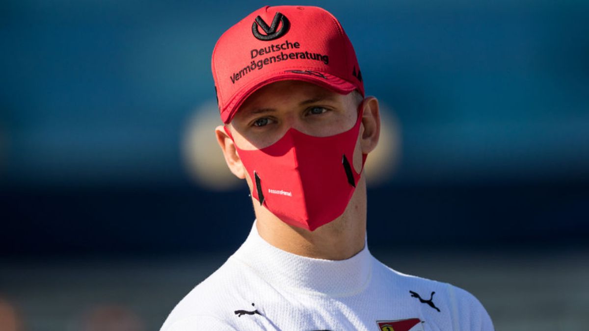 Mick Schumacher da su primer paso en la Fórmula 1 ajeno a los rumores sobre el estado de salud de su padre