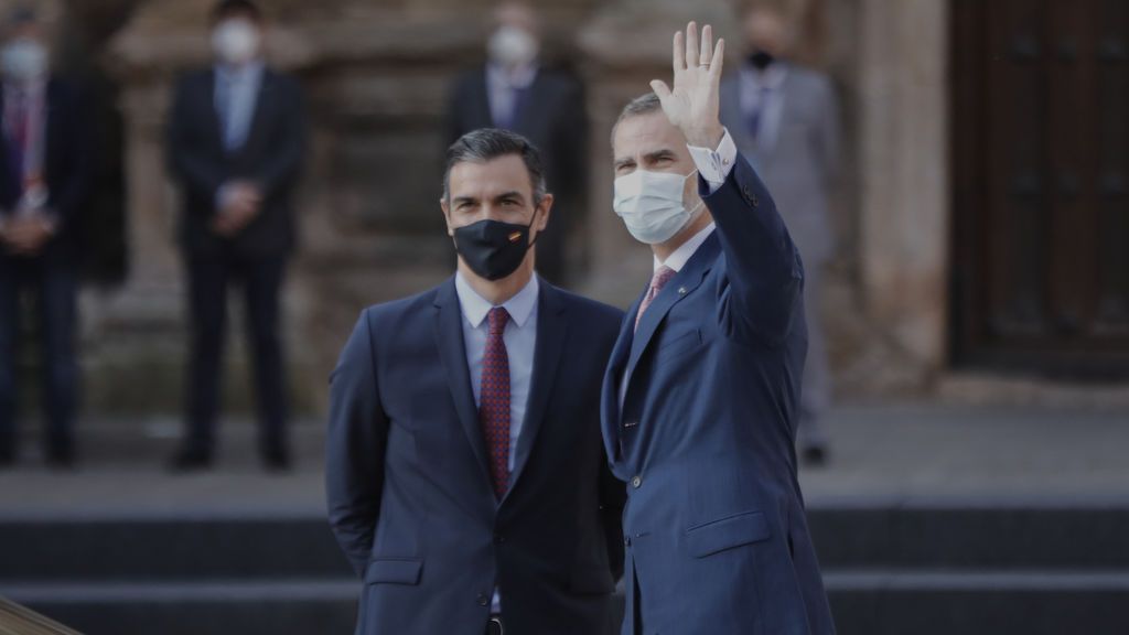 El rey Felipe VI saluda junto al presidente del Gobierno, Pedro Sánchez