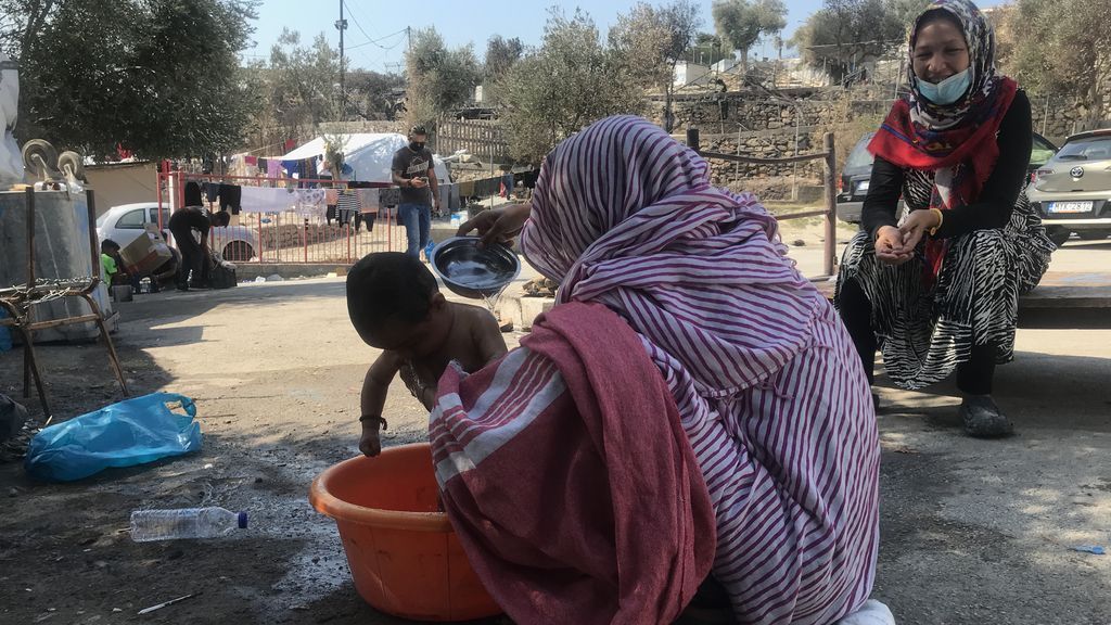 UNA MADRE BAÑANDO A SU HIJO EN LESBOS ENRIQUE TENA NIUS