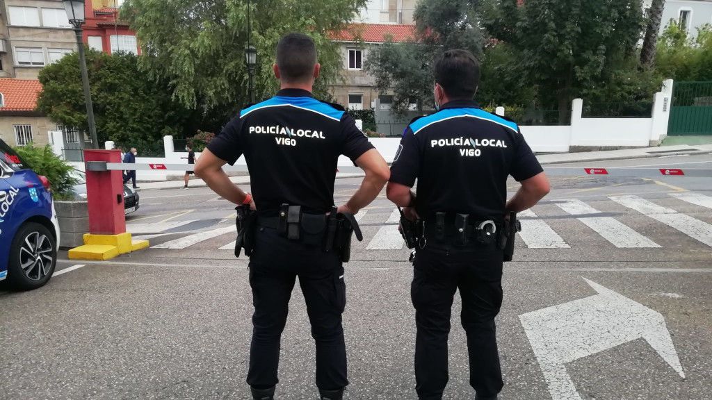 Un negacionista intenta estrangular a un policía de Vigo que le exigía que se pusiera la mascarilla Un negacionista intenta estrangular a un policía de Vigo que le exigía que se pusiera la mascarilla