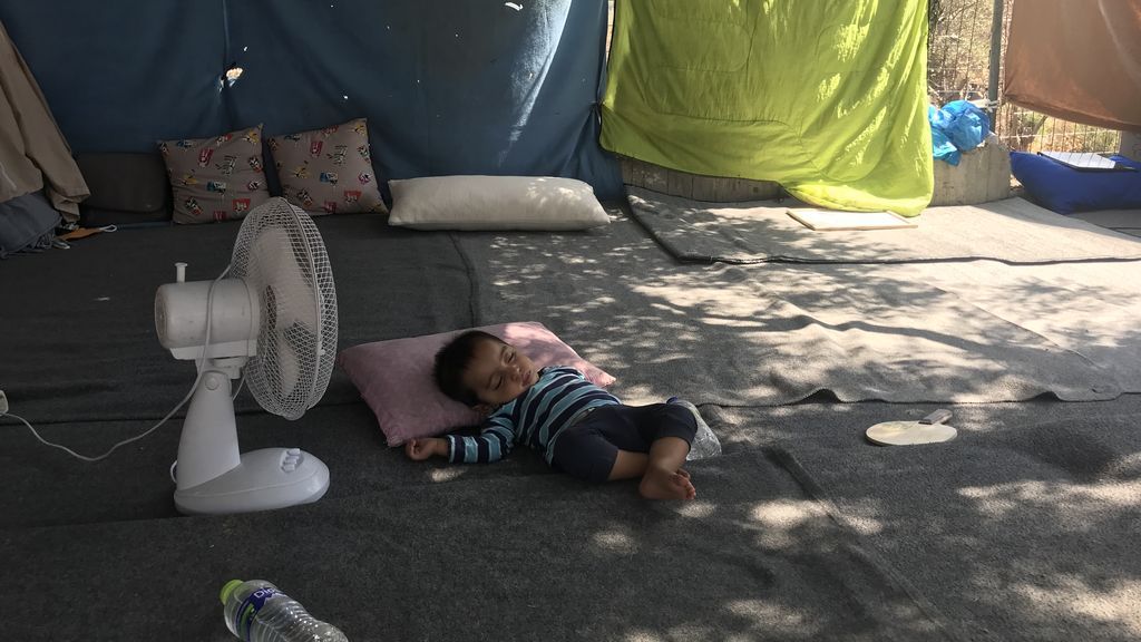 UN NIÑO REFUGIADO DURMIENDO DENTRO DE UNA TIENDA DE CAMPAÑA ENRIQUE TENA NIUS