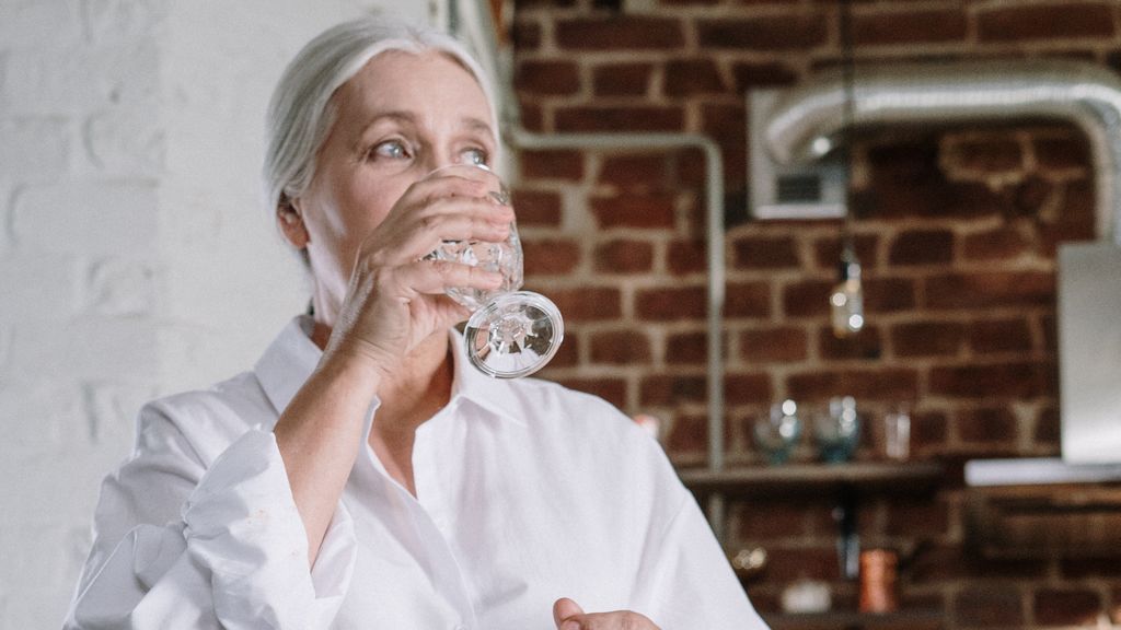 Beber agua templada en ayunas, la terapia japonesa para deshacerte de los kilos de más, eliminar toxinas y ganar energía