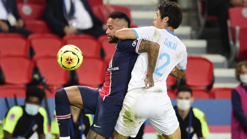 Neymar y Sakai, durante el polémico partido entre el PSG y el Marsella.