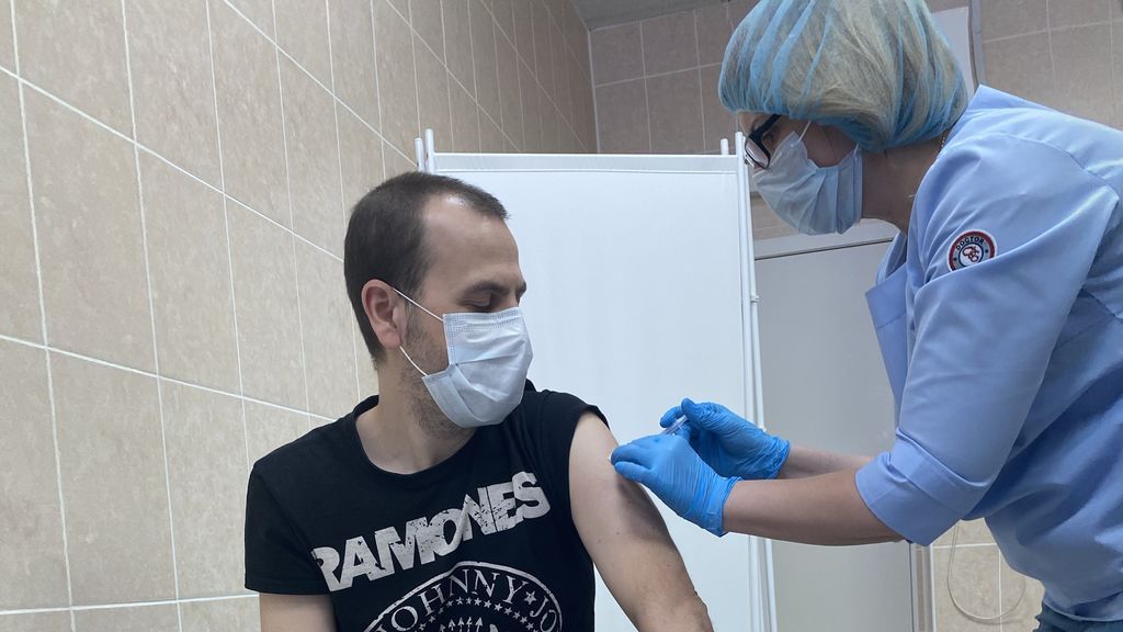 “Me ofrecí a probar la vacuna rusa para poder viajar antes a España” “Me ofrecí a probar la vacuna rusa para poder viajar antes a España”
