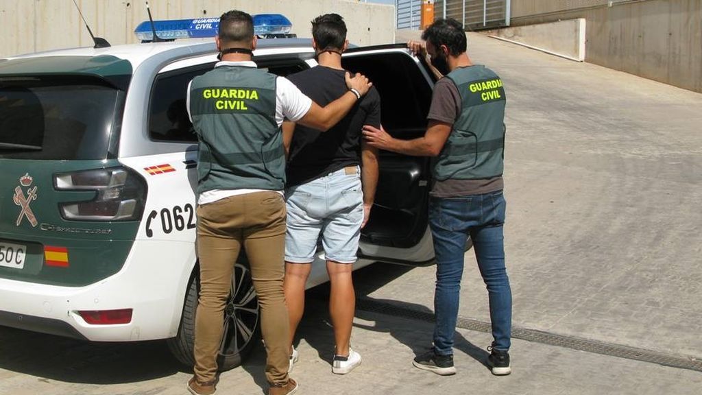 Detenido tras estafar 250.000 euros a su pareja para pagar, entre otras cosas, la muerte ficticia de su madre Detenido tras estafar 250.000 euros a su pareja para pagar, entre otras cosas, la muerte ficticia de su madre