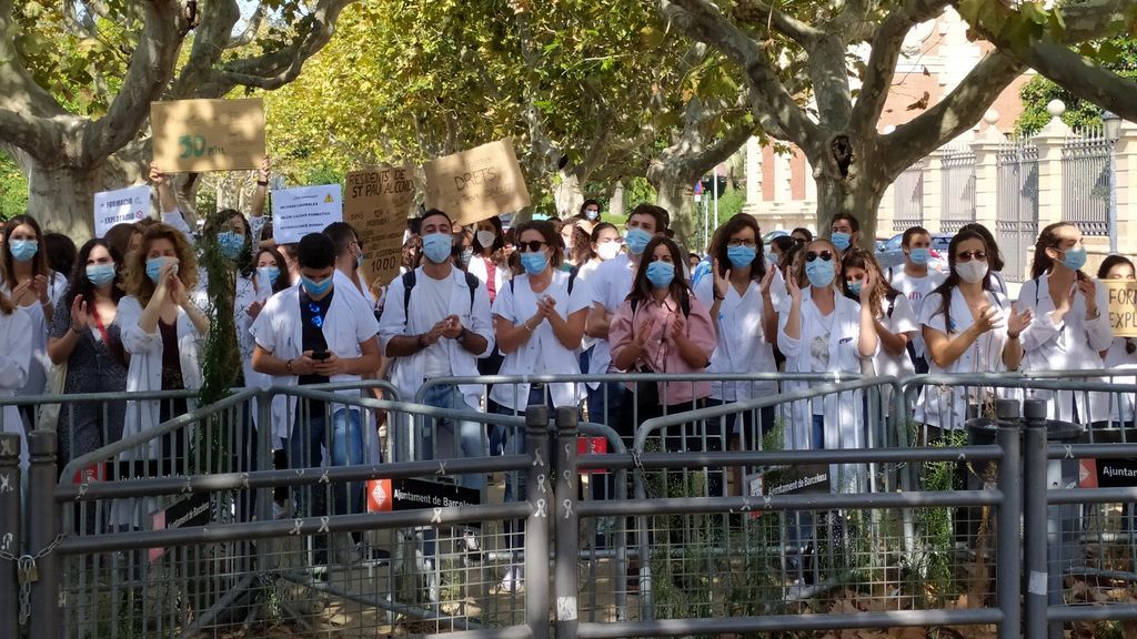 Un millar de MIR se concentran ante el Parlament para exigir mejoras en sus condiciones laborales Un millar de MIR se concentran ante el Parlament para exigir mejoras en sus condiciones laborales