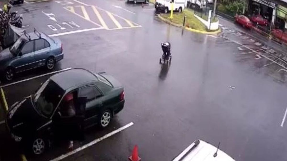 Despiste que pudo ser fatal: una madre olvida sujetar el carrito de su bebé en un aparcamiento
