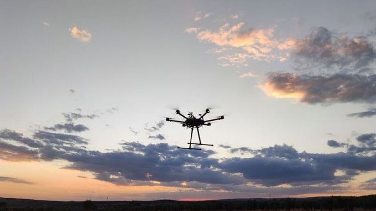 La Guardia Civil localiza un dron cargado con cuatro kilos de hachís tras caer en un monte de Ceuta La Guardia Civil localiza un dron cargado con cuatro kilos de hachís tras caer en un monte de Ceuta