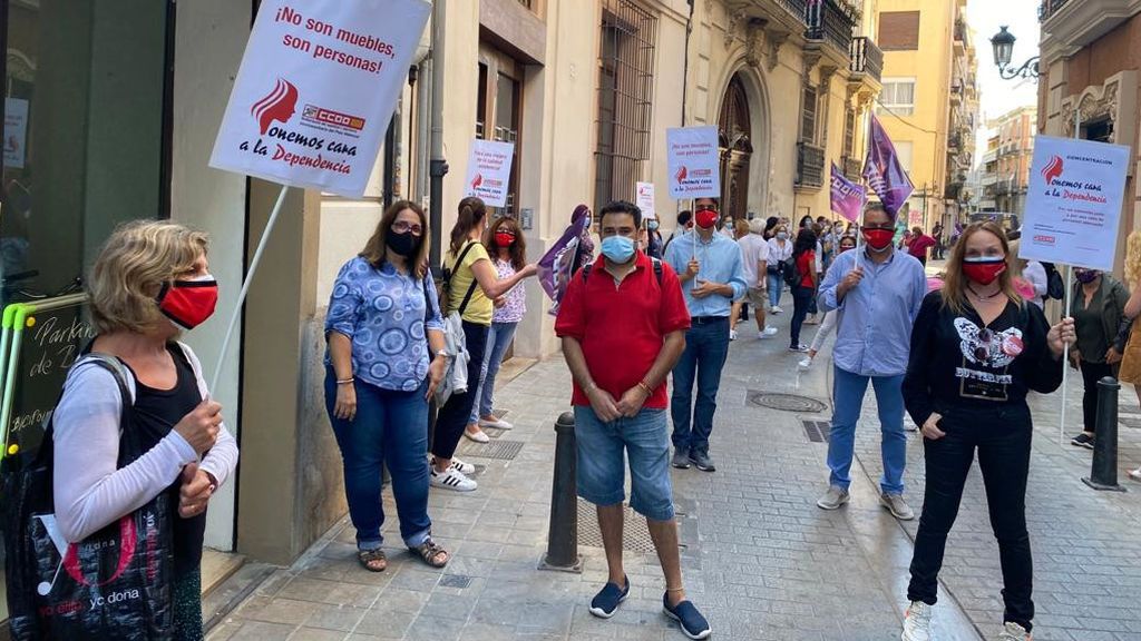 Las residencias de ancianos se quedan sin enfermeras: la sanidad pública les ofrece más sueldo por menos horas Las residencias de ancianos se quedan sin enfermeras: la sanidad pública les ofrece más sueldo por menos horas