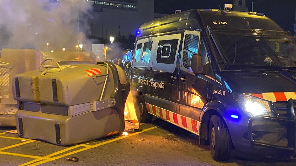 Los CDR vuelven a la calle para conmemorar el 1-O: queman contenedores en Barcelona y en Girona Los CDR vuelven a la calle para conmemorar el 1-O: queman contenedores en Barcelona y en Girona