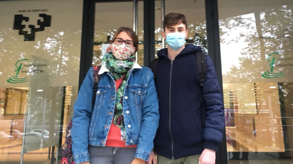 María y Jaime, alumnos del último curso de Farmacia.