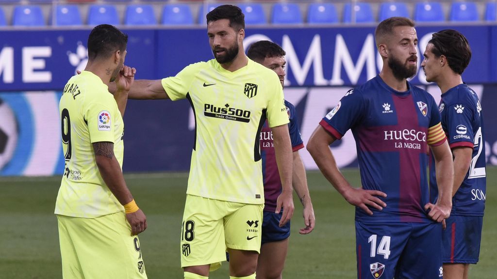 Felipe habla con Luis Suárez en un córner. Felipe habla con Luis Suárez en un córner.