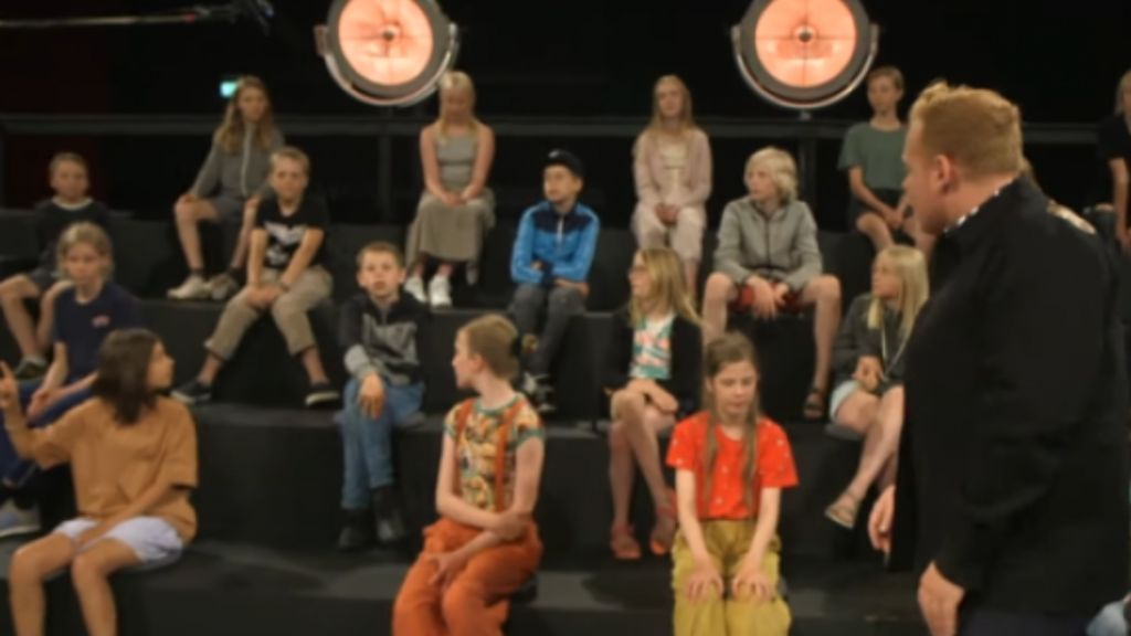Los niños y adolescentes que acuden a las gradas de este programa