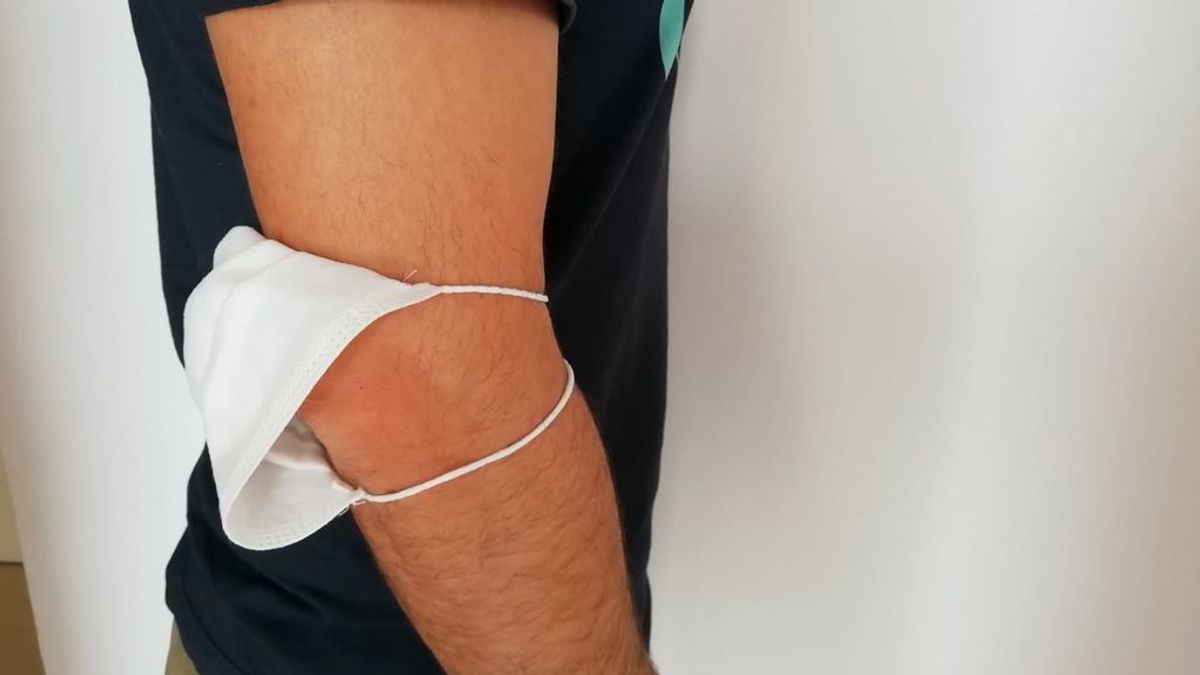 Un médico de Málaga se auto prescribe no llevar mascarilla Un médico de Málaga se auto prescribe no llevar mascarilla