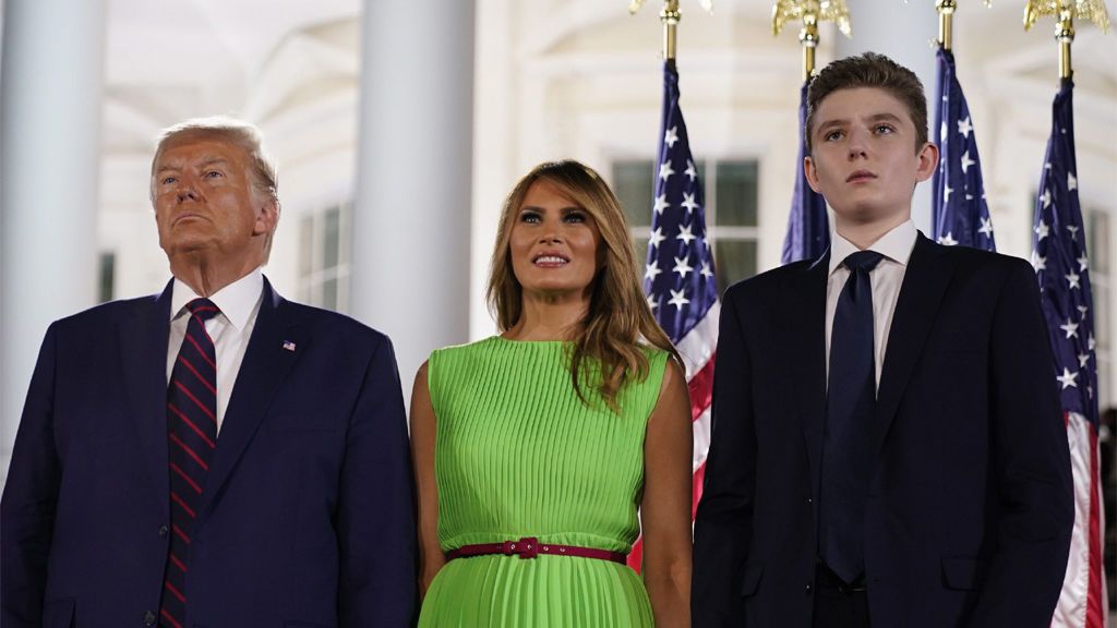 Trump y Melania con su hijo Barron, en agosto de 2020