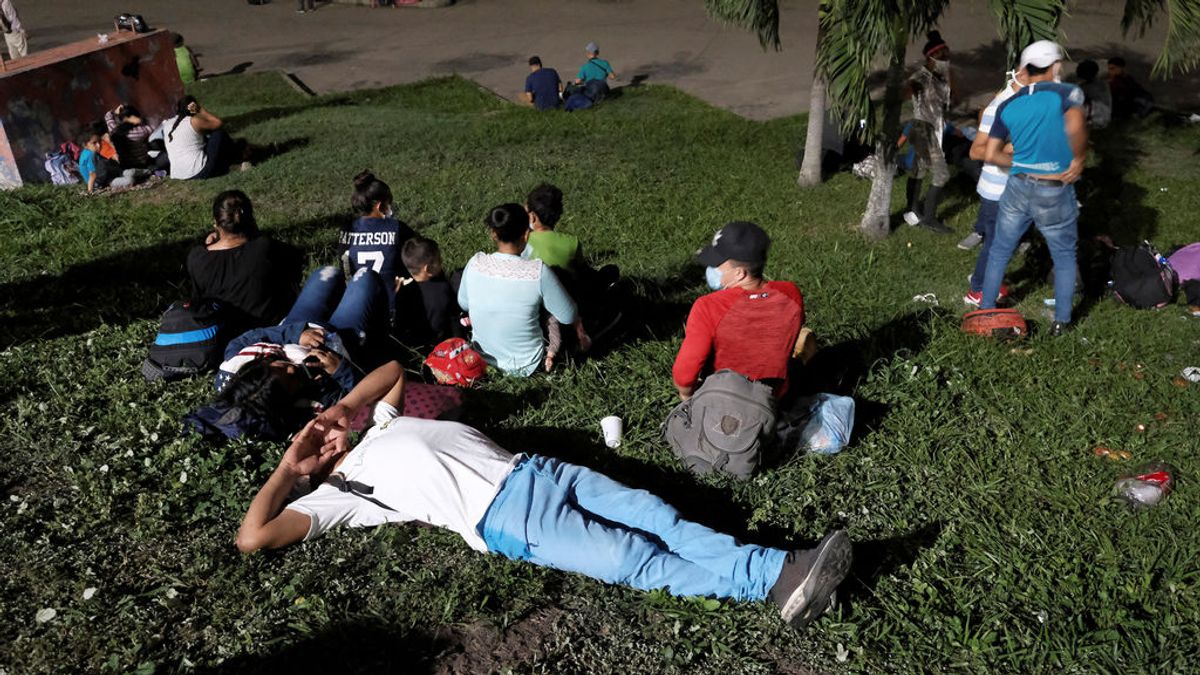 Una caravana de migrantes rompe el cerco policial y cruza la frontera de Honduras a Guatemala con destino a EEUU