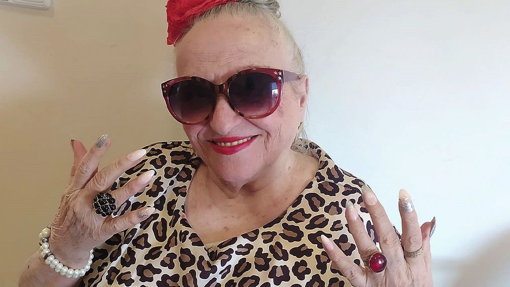 La "Rosalía" de 90 años canta contra el mal uso de las mascarillas