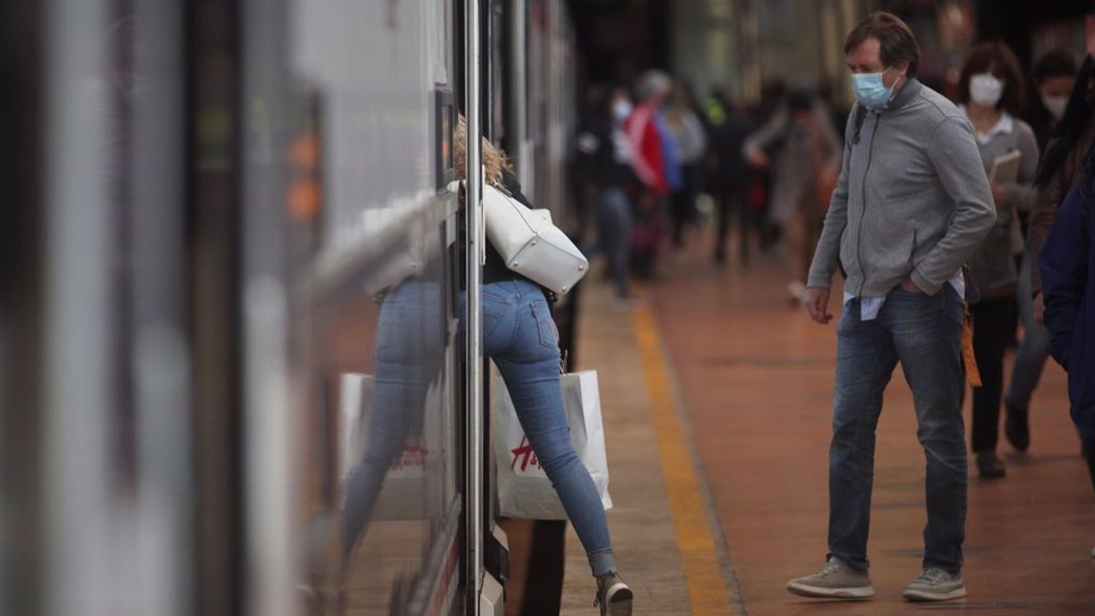Indignación en las redes por las aglomeraciones en Atocha unas horas antes del confinamiento de Madrid Indignación en las redes por las aglomeraciones en Atocha unas horas antes del confinamiento de Madrid
