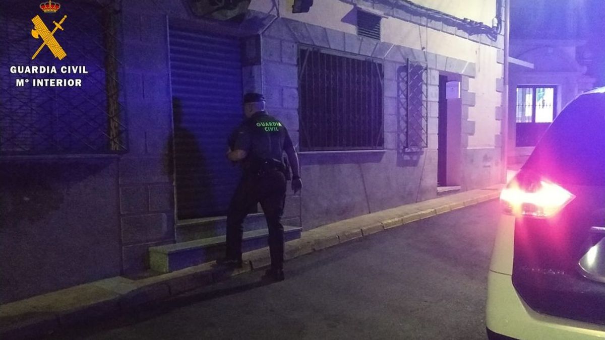 Fiesta, baile y descontrol en un bar de Sevilla: 45 personas desalojadas de un local por incumplir las medidas sanitarias Fiesta, baile y descontrol en un bar de Sevilla: 45 personas desalojadas de un local por incumplir las medidas sanitarias