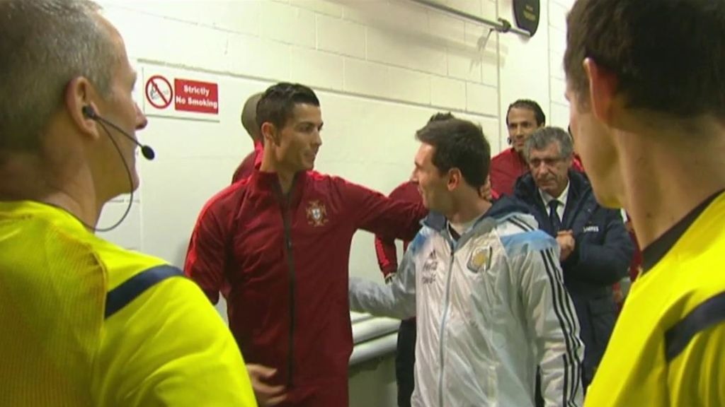 Cristiano y Messi se dan la mano en un Portugal - Argentina. Cristiano y Messi se dan la mano en un Portugal - Argentina.