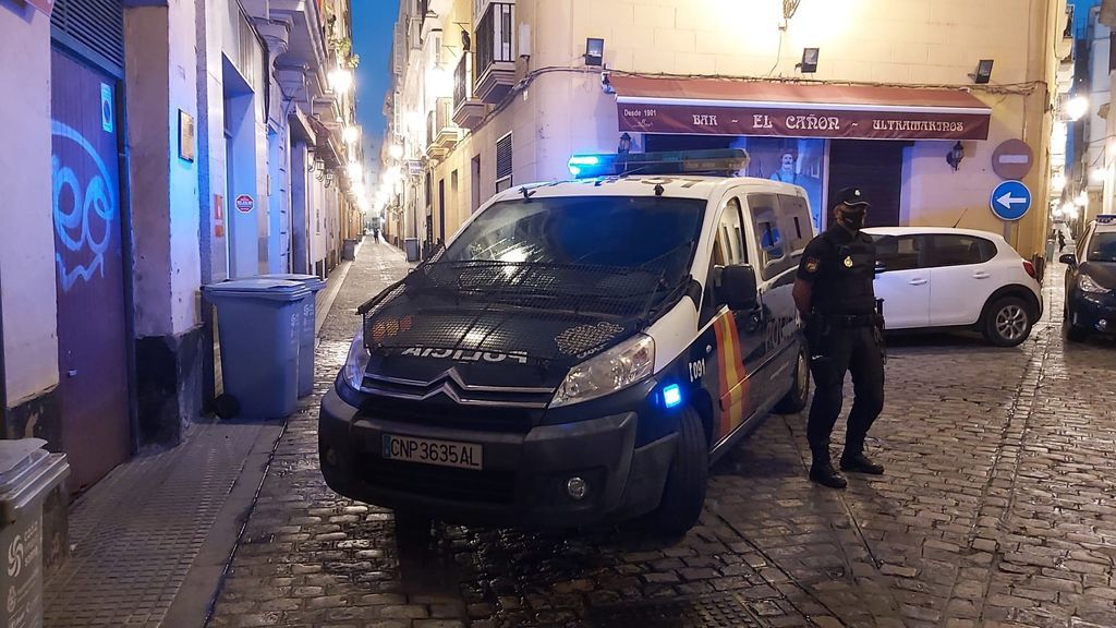 La Policía Nacional irrumpe por error en un piso de Cádiz e inmoviliza a su moradora La Policía Nacional irrumpe por error en un piso de Cádiz e inmoviliza a su moradora