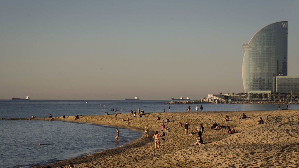 EuropaPress_3150432_20_may_2020_spain_barcelona_people_are_seen_at_the_barceloneta_beach_as_the (1) EuropaPress_3150432_20_may_2020_spain_barcelona_people_are_seen_at_the_barceloneta_beach_as_the (1)