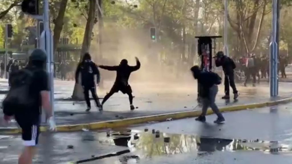 Piedras, gases lacrimógenos y cañones de agua en una nueva protesta contra Piñera en Chile