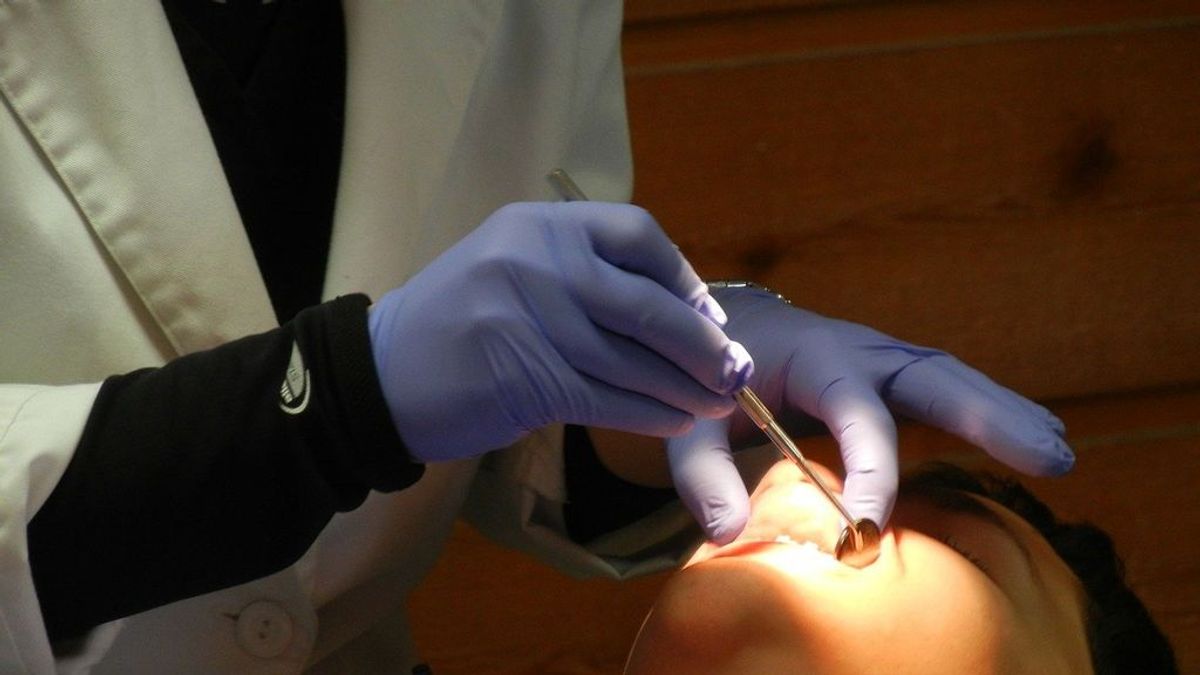 Una clínica dental reclama a un paciente que devuelva la dentadura postiza que le pusieron Una clínica dental reclama a un paciente que devuelva la dentadura postiza que le pusieron