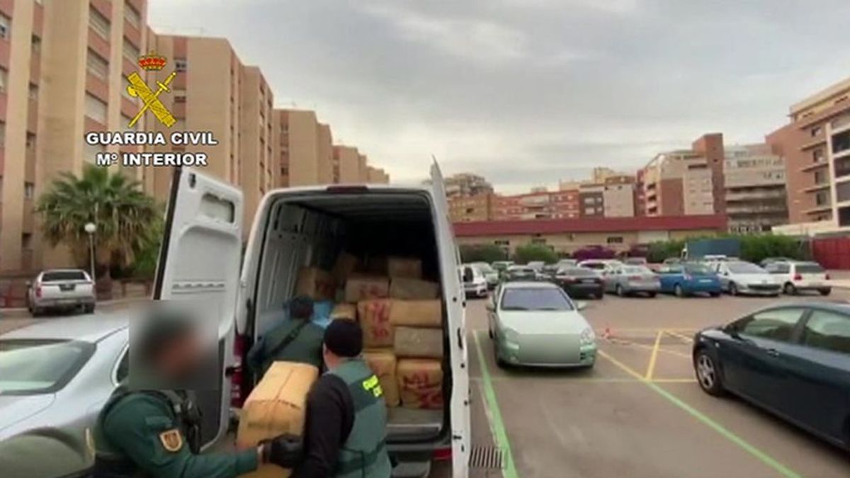 La Guardia Civil detiene a cinco personas e incauta más de cuatro toneladas de hachís en Almería La Guardia Civil detiene a cinco personas e incauta más de cuatro toneladas de hachís en Almería