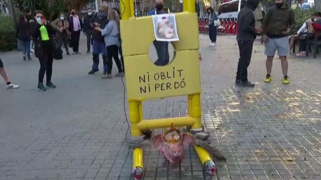 Los CDR colocan una guillotina una cabeza de cerdo y una foto del rey