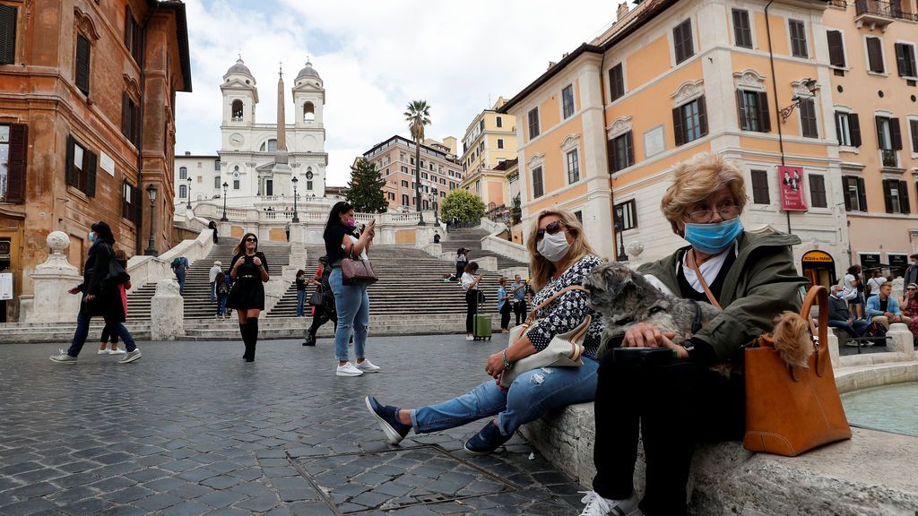 Turistas con mascarilla por Roma