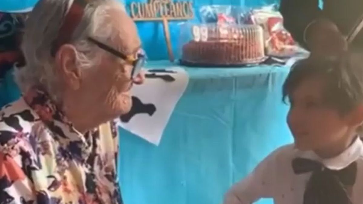 Un niño de 5 años recrea una escena de 'Coco' para celebrar el 99 cumpleaños de su bisabuela