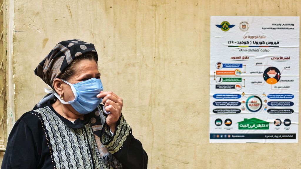 Mujer con mascarilla en Egipto