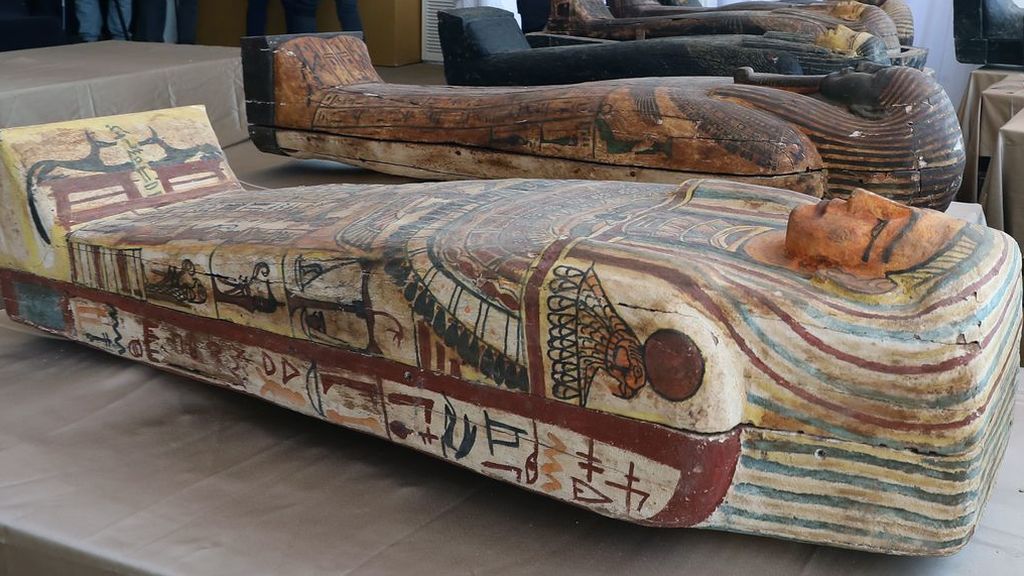 Egipto anuncia el descubrimiento de 59 ataúdes de 2.600 años de antigüedad: sus momias se encuentran intactas