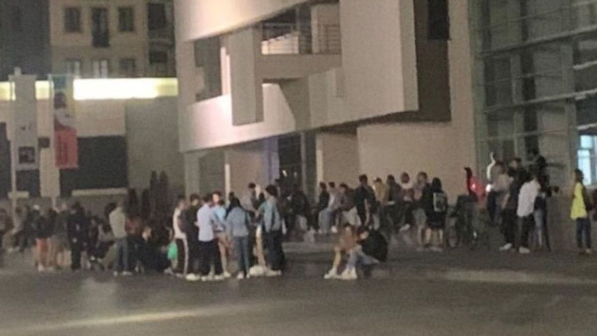 Desalojadas 200 personas mientras hacían botellón en pleno centro de Barcelona Desalojadas 200 personas mientras hacían botellón en pleno centro de Barcelona