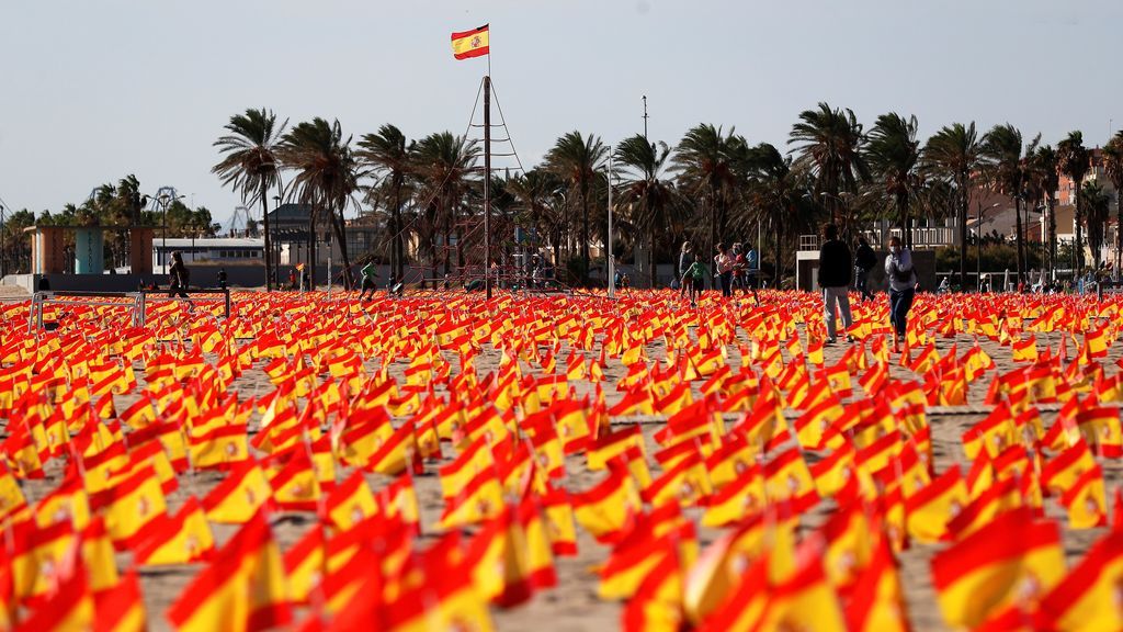 La playa Patacona de Valencia amanece con 53.000 banderas de España "en homenaje a los fallecidos"