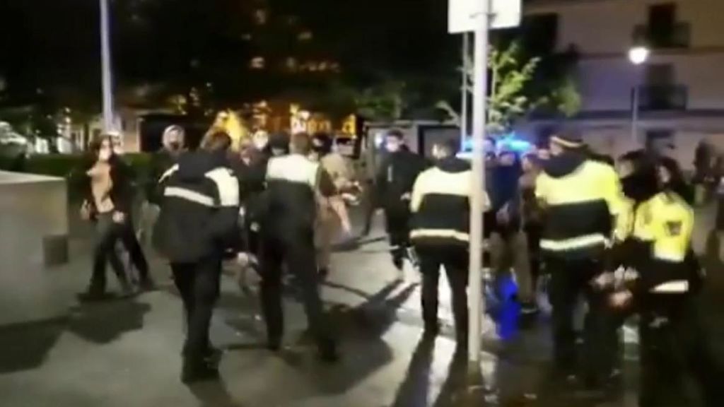 Los irresponsables no renuncian a las fiestas : en Irún, un grupo se ha enfrentado a la policía