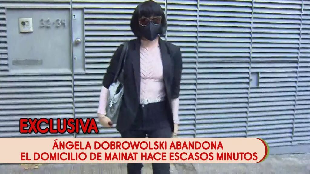 ¡Exclusiva! La mujer de Josep María Mainat abandona la casa ocultándose tras unas gafas de sol y peluca