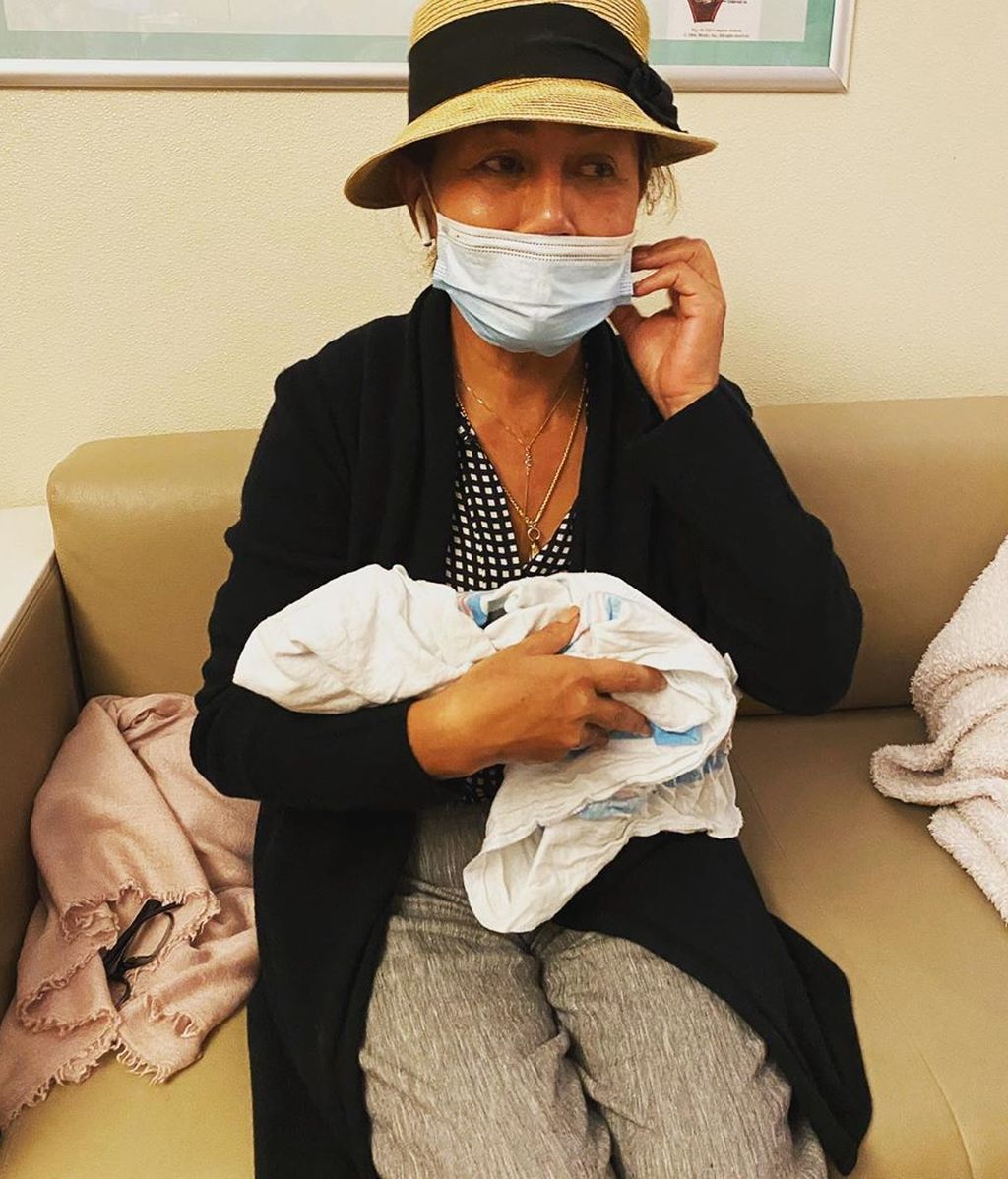 La madre de Chrissy Teigen despidiéndose de su nieto