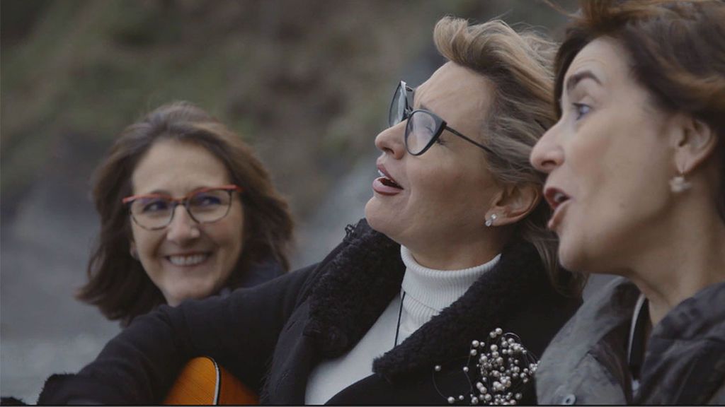 Ainhoa Arteta canta junto sus amigas