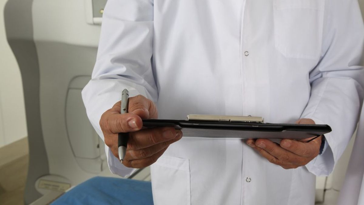 Piden seis años de cárcel y 10 de inhabilitación para un médico que modificó la historia clínica de su mujer Piden seis años de cárcel y 10 de inhabilitación para un médico que modificó la historia clínica de su mujer