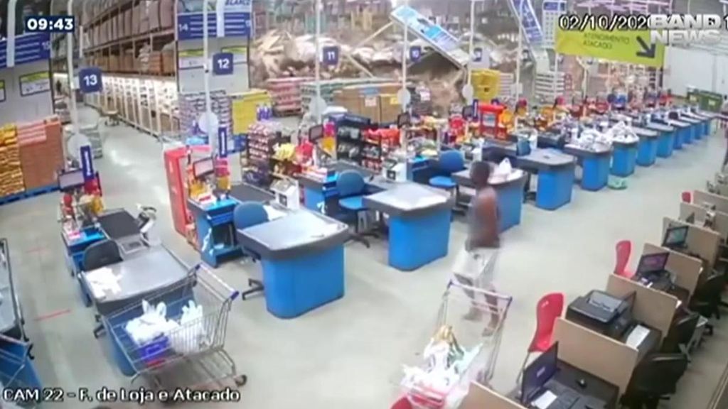 Trágica caída de estanterías en un supermercado de Brasil: una empleada ha muerto y hay ocho heridos