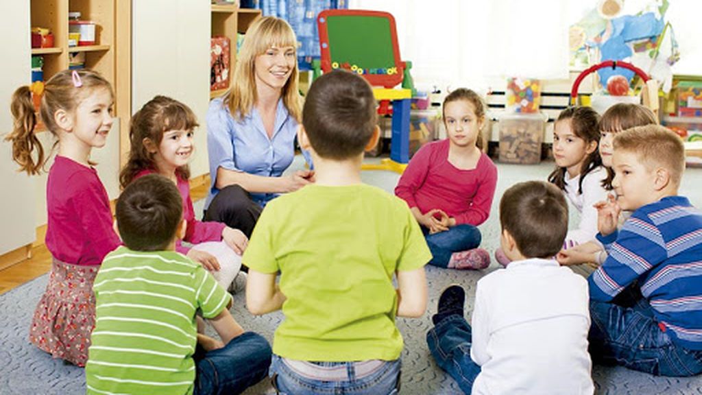 En la asamblea infantil, los niños se deberán disponer sentados formando un círculo.