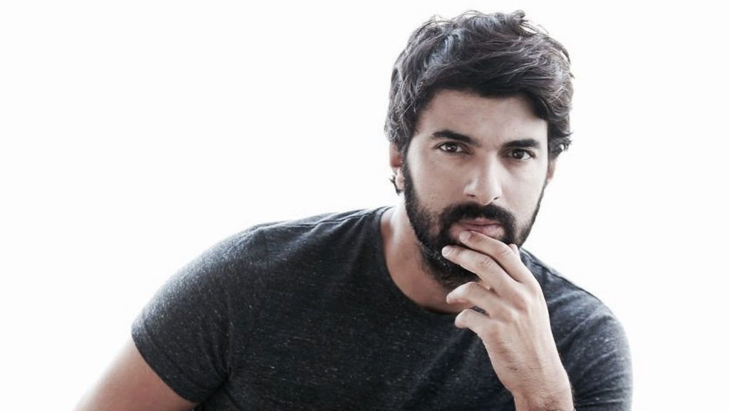 Engin Akyürek tiene 38 años y lleva actuando desde que era muy joven