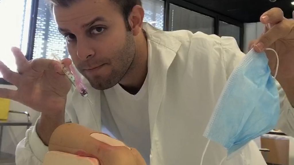 Un profesor de Enfermería tira de TikTok para combatir los bulos negacionistas Un profesor de Enfermería tira de TikTok para combatir los bulos negacionistas