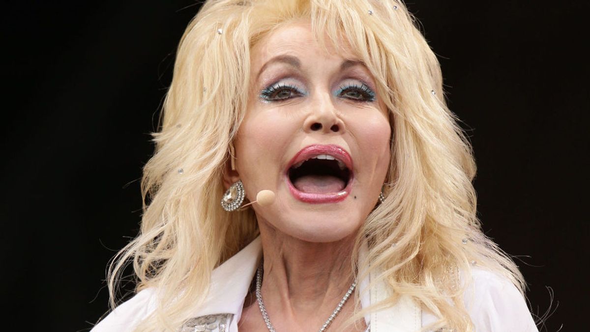 Dolly Parton confirma que está negociando con Playboy para ser la nueva 'conejita' Dolly Parton confirma que está negociando con Playboy para ser la nueva 'conejita'