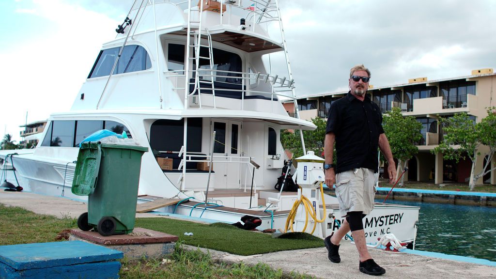 John McAfee saliendo de su yate en La Habana - Reuters John McAfee saliendo de su yate en La Habana - Reuters