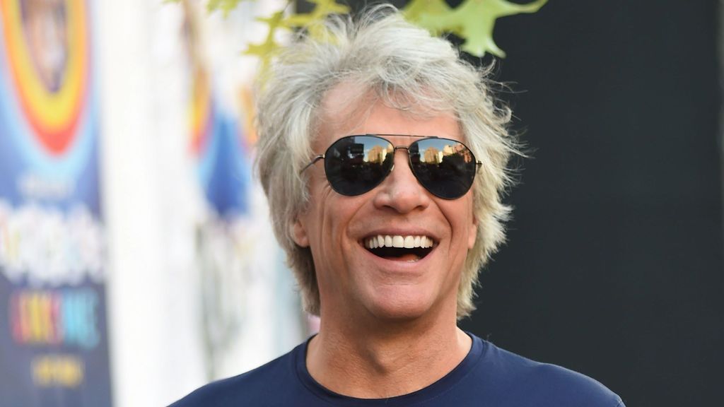 Jon Bon Jovi cuenta cómo se está recuperando de una hernia: "no puedo cantar ni ducharme"