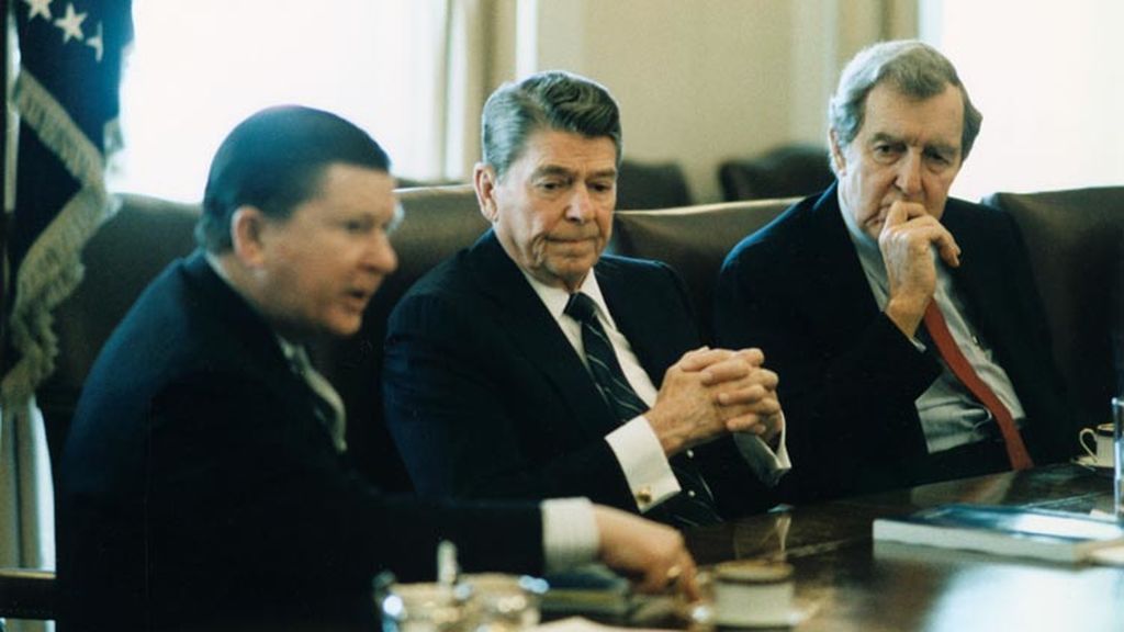 Ronald Reagan con miembros de la comisión Tower.