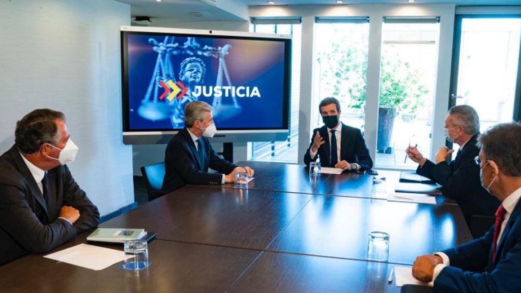 Casado con los ministros de Justicia de Aznar y Rajoy en plena bronca por el Poder Judicial Casado con los ministros de Justicia de Aznar y Rajoy en plena bronca por el Poder Judicial